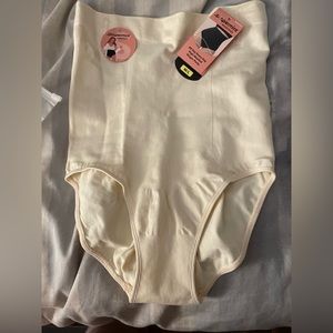 Shapermint. All Day Every Day high-Waisted Shaper Panty. Tags still on. Size M/L